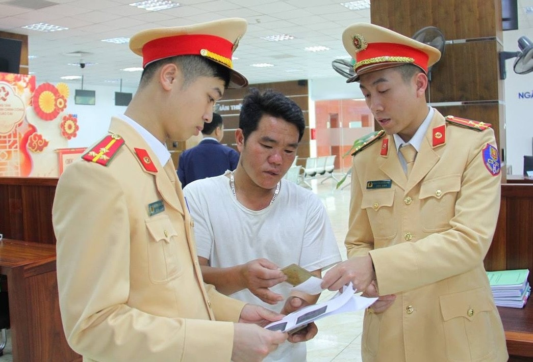 Cán bộ Phòng Cảnh sát giao thông công an tỉnh Lào Cai hướng dẫn người dân thủ tục cấp đổi giấy phép lái xe. Ảnh: Thanh Tuấn