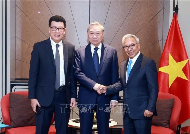 vna-potal-tong-bi-thu-to-lam-tiep-giam-doc-dieu-hanh-tap-doan-ciputra-cua-indonesia-stand.jpg