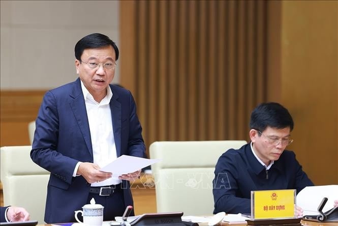Thứ trưởng Bộ Xây dựng Nguyễn Danh Huy báo cáo tình hình xây dựng các dự án giao thông trọng điểm. Ảnh: Dương Giang/TTXVN