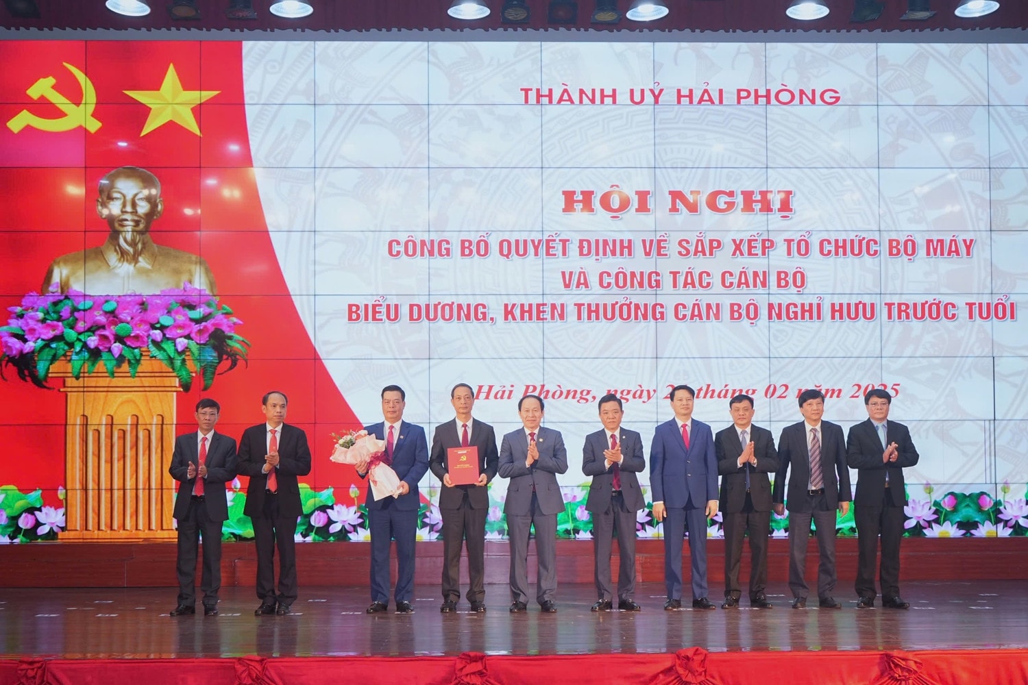 Hội nghị công bố quyết định về sắp xếp tổ chức bộ máy và công tác cán bộ của hệ thống chính trị thành phố Hải Phòng; gặp mặt, biểu dương cán bộ nghỉ hưu trước tuổi. Ảnh: Đ. Thanh