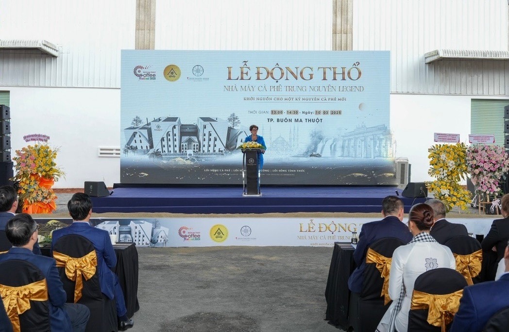 hinh-2-tong-giam-doc-to-chuc-ca-phe-the-gioi-ba-vanusia-noguiera-phat-bieu-chuc-mung.jpg