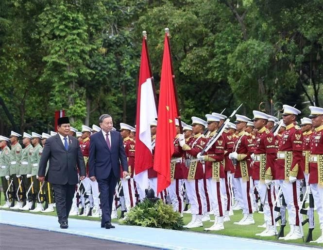 General Secretary of the CPV Central Committee To Lam (right) and Indonesian President Prabowo Subianto review the guard of honour at the welcome ceremony in Jakarta on March 10. (Photo: VNA) img-8059.jpg