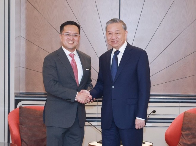 Party General Secretary To Lam shakes hands with CEO of PT GoTo Gojek Tokopedia Tbk (GoTo) Patrick Walujo at their meeting in Jakarta on March 9. (Photo: VNA) Party General Secretary To Lam shakes hands with CEO of PT GoTo Gojek Tokopedia Tbk (GoTo) Patrick Walujo at their meeting in Jakarta on March 9. (Photo: VNA)