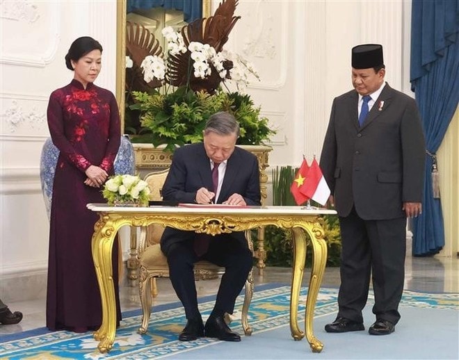 Party General Secretary To Lam signs the guestbook at the Presidential Palace in Jakarta on March 10 (Photo: VNA) Party General Secretary To Lam signs the guestbook at the Presidential Palace in Jakarta on March 10 (Photo: VNA)