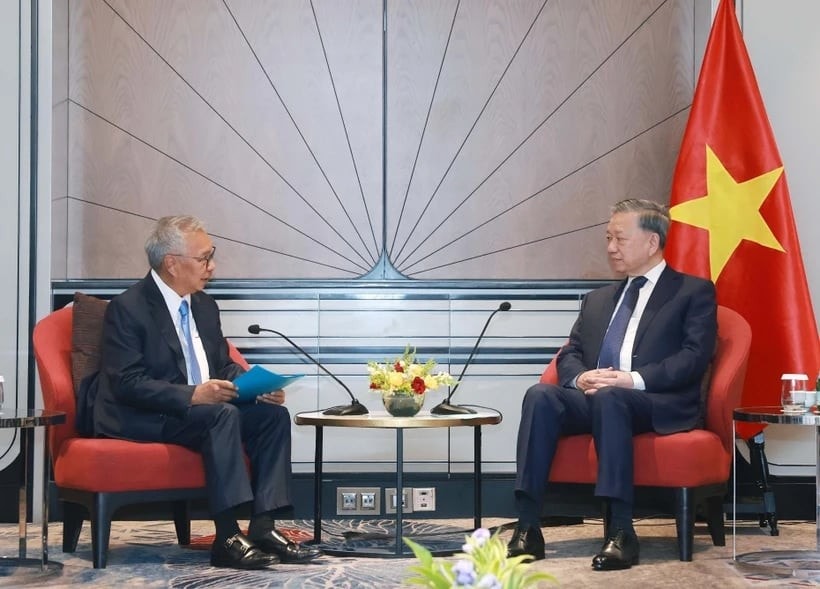 Party General Secretary To Lam (R) receives Managing Director of Ciputra Group Budiarsa Sastrawinata in Jakarta on March 9. (Photo: VNA) 4669f584-5a41-4312-aea9-500baf17e3b2.jpg