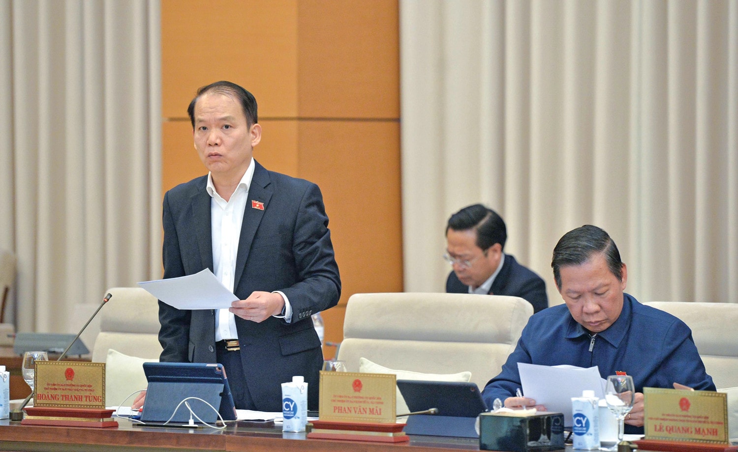 Chủ nhiệm Ủy ban Pháp luật và Tư pháp Hoàng Thanh Tùng phát biểu. Ảnh: Hồ Long
