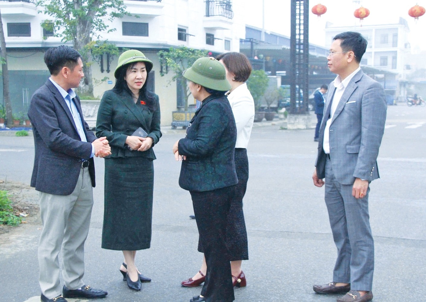 Các thành viên Đoàn công tác khảo sát thực tế tại huyện Tiên Lữ, Hưng Yên