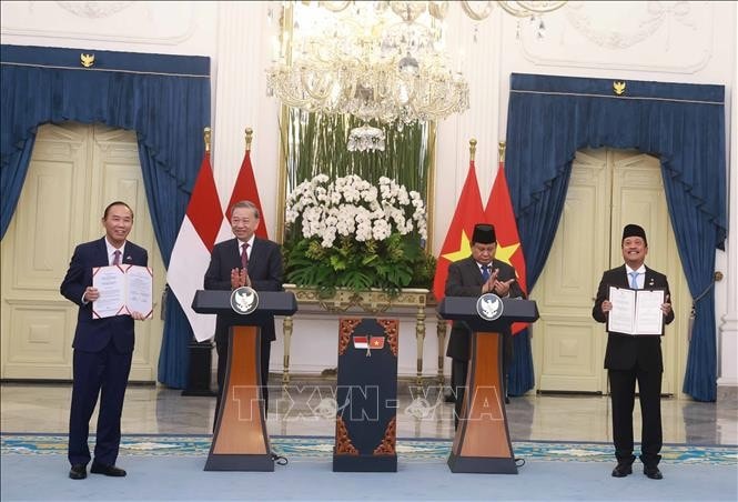 Tổng Bí thư Tô Lâm và Tổng thống Cộng hòa Indonesia, Chủ tịch Đảng Phong trào Indonesia vĩ đại (Gerindra) Prabowo Subianto chứng kiến lễ trao các văn kiện hợp tác 2 nước. Ảnh: Thống Nhất/TTXVN