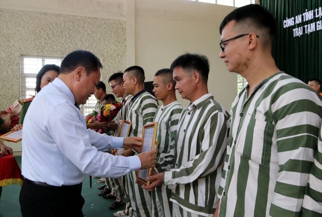 Lãnh đạo tỉnh Lạng Sơn trao quyết định cho các phạm nhân tại Trại tạm giam Công an tỉnh Lạng Sơn được đặc xá năm 2024, hồi tháng 10 năm ngoái. (Ảnh: Văn Đạt/TTXVN)