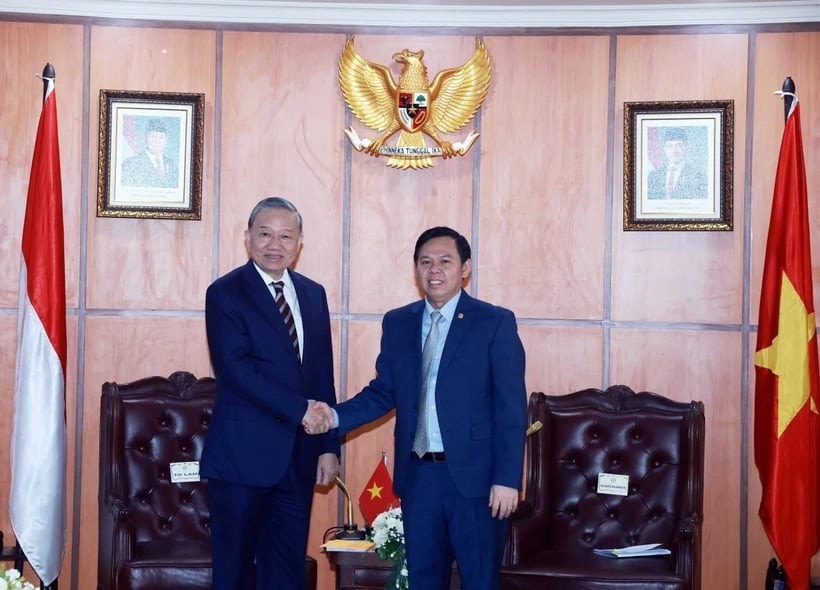 Party General Secretary To Lam (L) meets with Speaker of the Regional Representatives Council of Indonesia Sultan Bachtiar Najamudin in Jakarta on March 11. (Photo: VNA) 9438e0fa-8e63-4c8c-8676-900c61791616.jpg