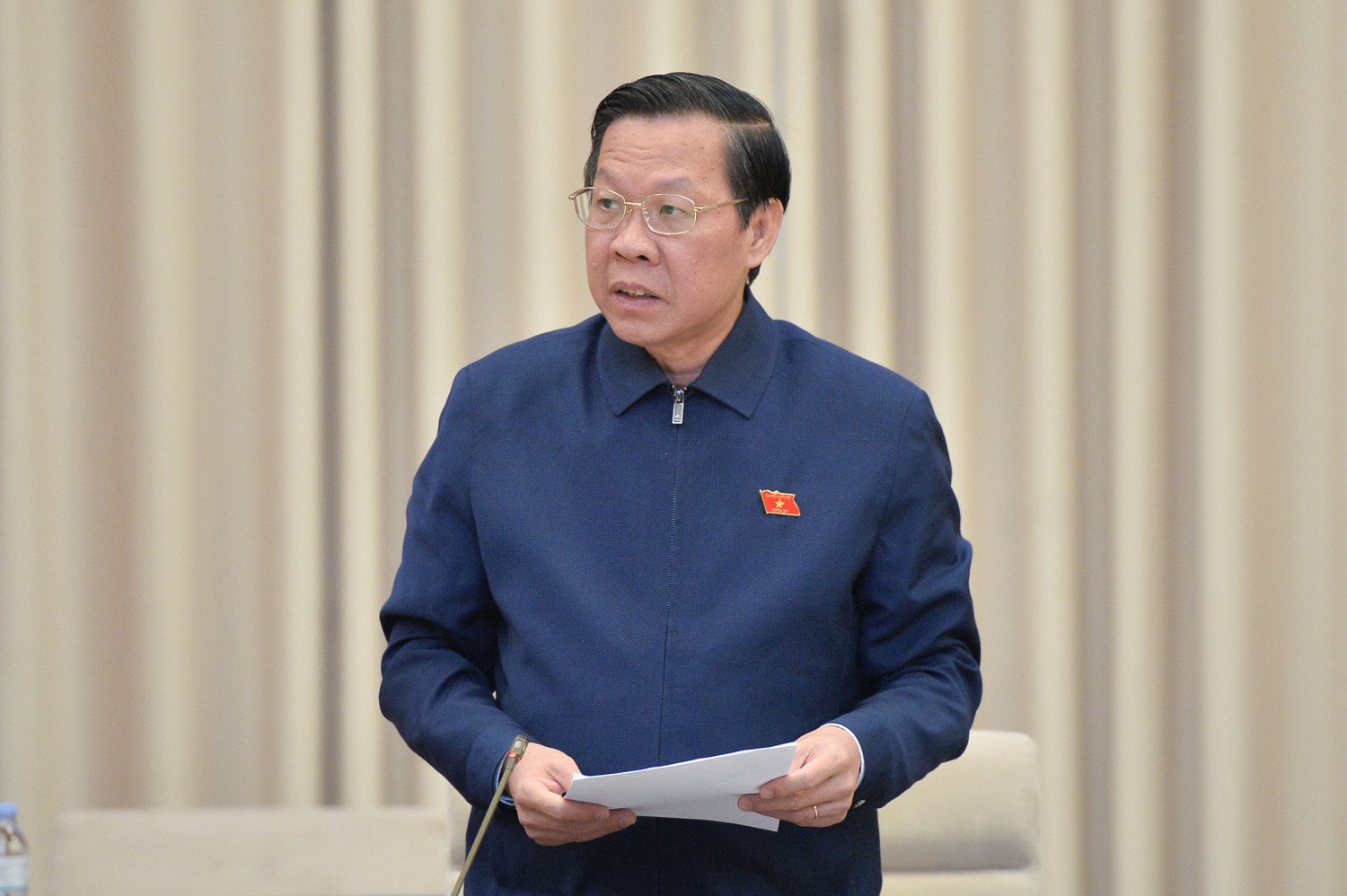 Chủ nhiệm Ủy ban Kinh tế và Tài chính Phan Văn Mãi trình bày báo cáo thẩm tra. Ảnh: Hồ Long