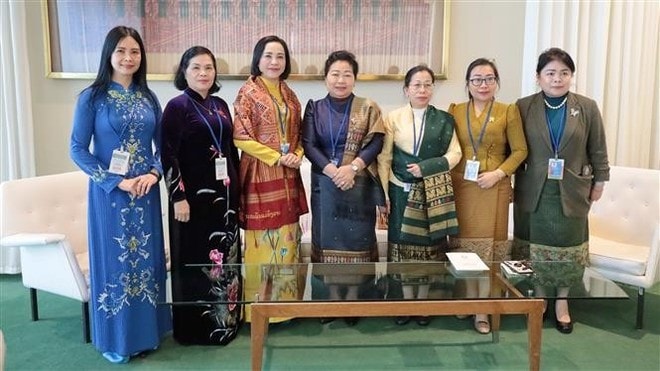 NA Vice Chairwoman Nguyen Thi Thanh poses for a photo with President of the Lao Women's Union Aly Vongnobountham (C) and other delegates from both sides. (Photo: VNA) NA Vice Chairwoman Nguyen Thi Thanh poses for a photo with President of the Lao Women's Union Aly Vongnobountham (C) and other delegates from both sides. (Photo: VNA)