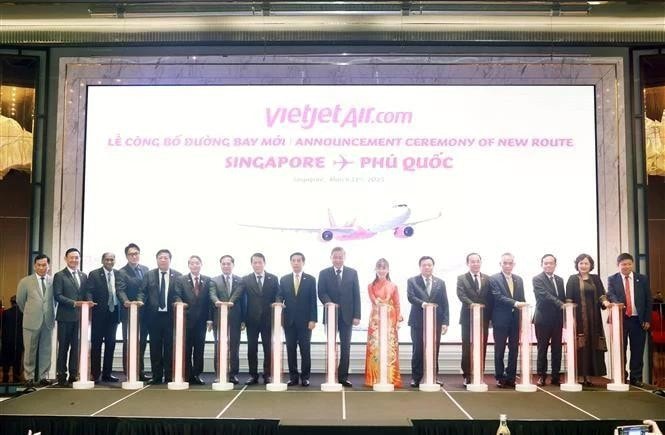 Party General Secretary To Lam (10th from left) and delegates attend the announcement ceremony of Singapore - Phu Quoc direct air route. (Photo: VNA) img-9637.jpg