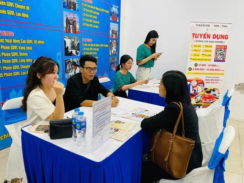 Demand for professionals in technology, AI, and digital skills is no longer limited to the IT sector but is expanding into retail, finance, and manufacturing (Photo: laodong.vn) tuyen-dung-ha-noi-sa.jpg