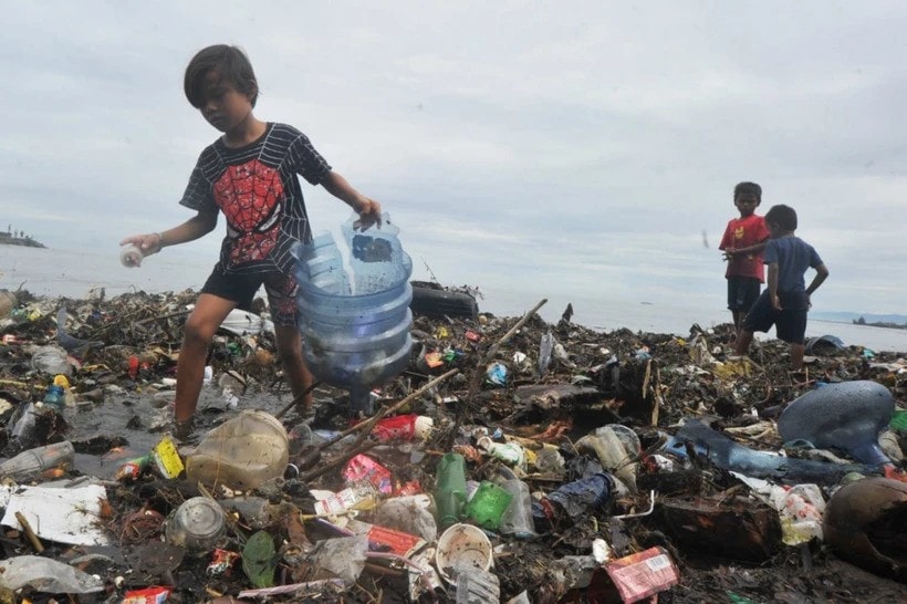 Children collect trash on July 9, 2020, at Muaro Lasak Beach, Padang, West Sumatra. Then Environment and Forestry minister Siti Nurbaya Bakar said that waste accumulation in 2020 was estimated to reach 67.8 million tonnes. (Photo: Antara) 2020-07-09-99829-1594278268-large.jpg