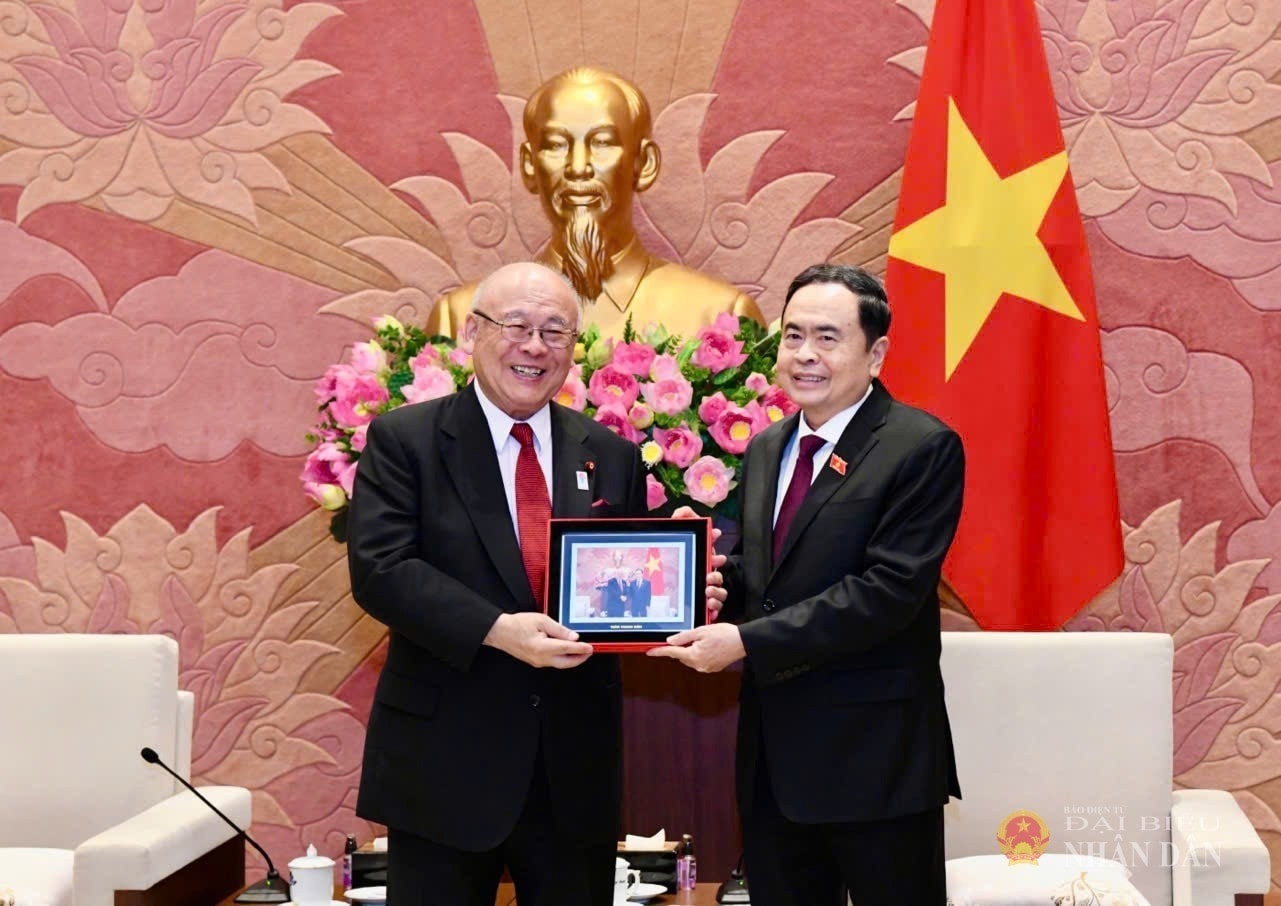 Chủ tịch Quốc hội Trần Thanh Mẫn trao quà lưu niệm tặng Cố vấn đặc biệt Liên minh nghị sĩ hữu nghị Nhật - Việt Takebe Tsutomu. Ảnh: Lâm Hiển