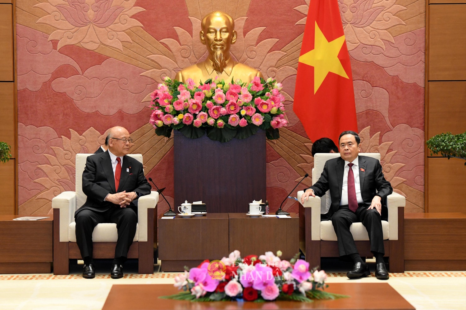 Chủ tịch Quốc hội Trần Thanh Mẫn tiếp Cố vấn đặc biệt Liên minh nghị sĩ hữu nghị Nhật - Việt Takebe Tsutomu. Ảnh: Lâm Hiển
