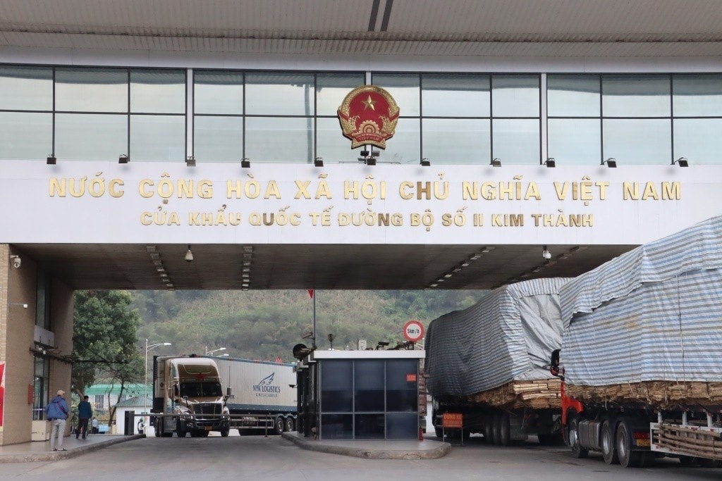 Hoạt động xuất nhập khẩu qua cửa khẩu quốc tế đường bộ số II Kim Thành, Lào Cai. Ảnh: T.Bình.