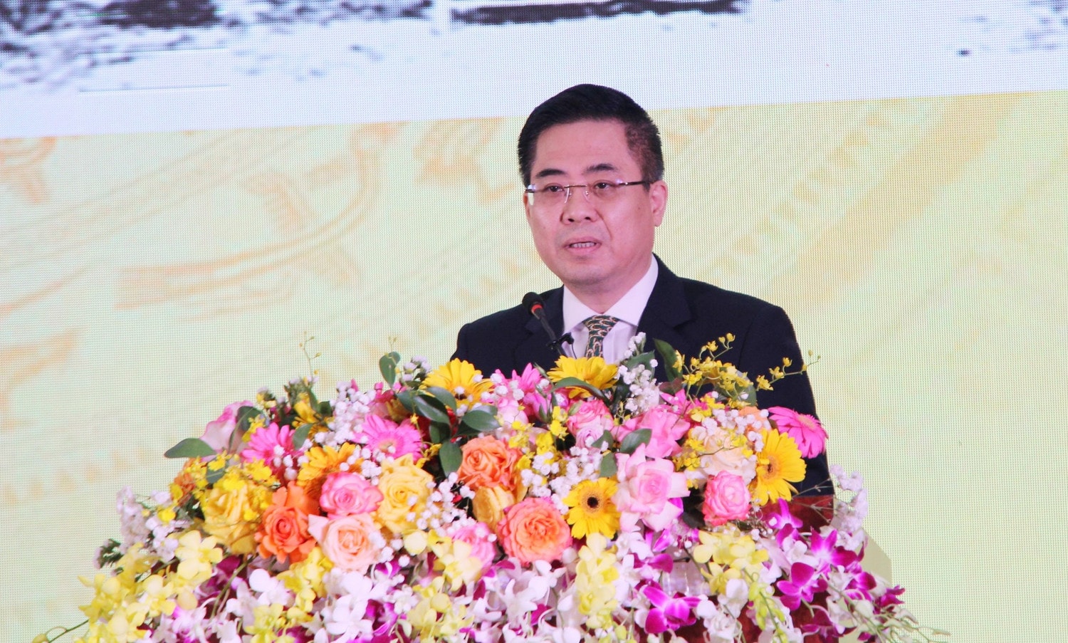 Chủ tịch UBND tỉnh Quảng Ngãi Nguyễn Hoàng Giang trình bày tham luận.