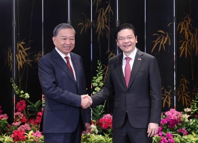 General Secretary of the Communist Party of Vietnam (CPV) Central Committee To Lam (L) and Singaporean Prime Minister and Secretary-General of the ruling People's Action Party (PAP) Lawrence Wong. (Photo: VNA) ae74b545-f3ec-4a9b-ad53-916518c1c3bc.jpg