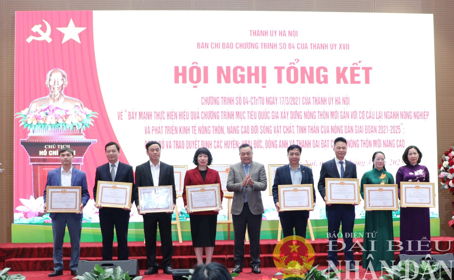 dbnd_br_chu-tich-ubnd-thanh-pho-trao-bang-khen-cua-thanh-uy-cho-cac-tap-the-ca-nhan-co-thanh-tich-xuat-sac-trong-xay-dung-ntm.jpg