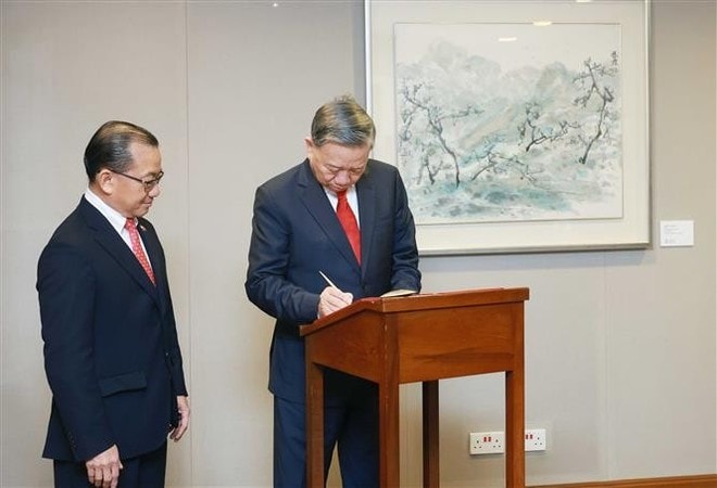 Party General Secretary To Lam writes in the guestbook. (Photo: VNA) Party General Secretary To Lam writes in the guestbook. (Photo: VNA)