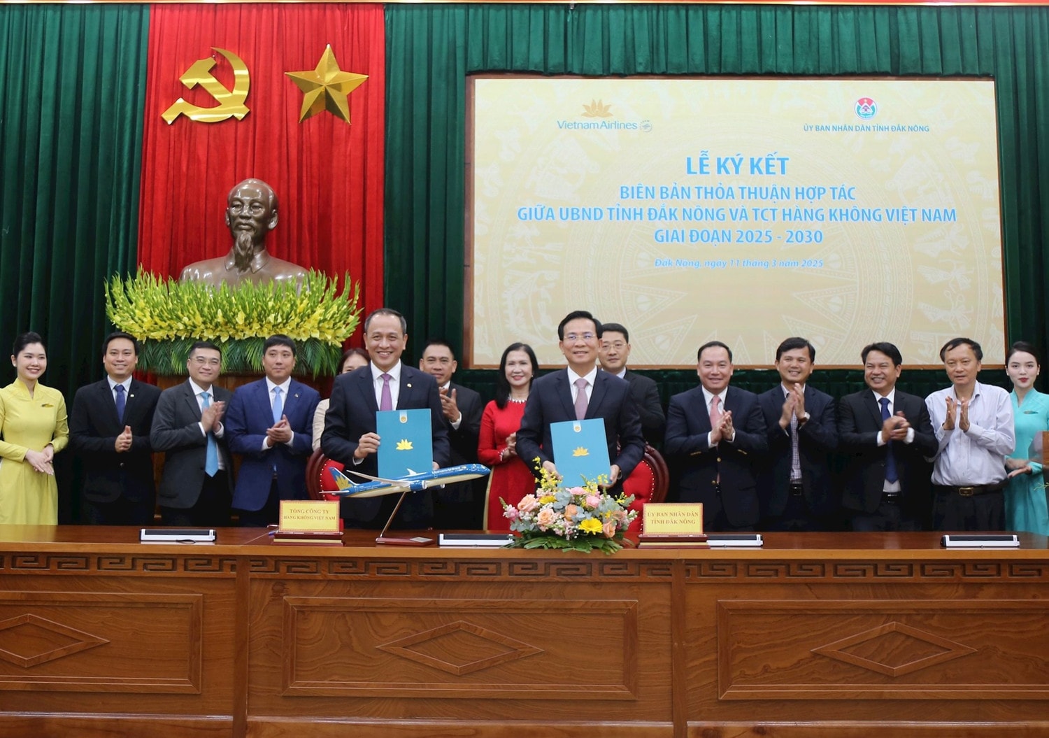 anh-1-vietnam-airlines-va-ubnd-tinh-dak-nong-ky-ket-thoa-thuan-hop-tac-toan-dien-giai-doan-2025-2030-anh-vna.jpg