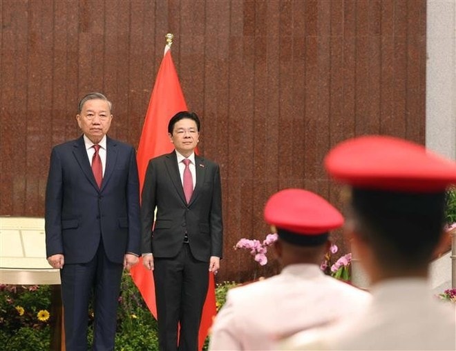 Singaporean Prime Minister and Secretary-General of the ruling People's Action Party (PAP) Lawrence Wong (R) hosts a welcome ceremony for visiting General Secretary of the Communist Party of Vietnam (CPV) Central Committee To Lam on the morning of March 12. (Photo: VNA) Singaporean Prime Minister and Secretary-General of the ruling People's Action Party (PAP) Lawrence Wong (R) hosts a welcome ceremony for visiting General Secretary of the Communist Party of Vietnam (CPV) Central Committee To Lam on the morning of March 12. (Photo: VNA)
