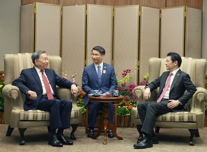 General Secretary of the Communist Party of Vietnam Central Committee To Lam (left) holds a retreat with Singaporean Prime Minister Lawrence Wong. (Photo: VNA) General Secretary of the Communist Party of Vietnam Central Committee To Lam (left) holds a retreat with Singaporean Prime Minister Lawrence Wong. (Photo: VNA)