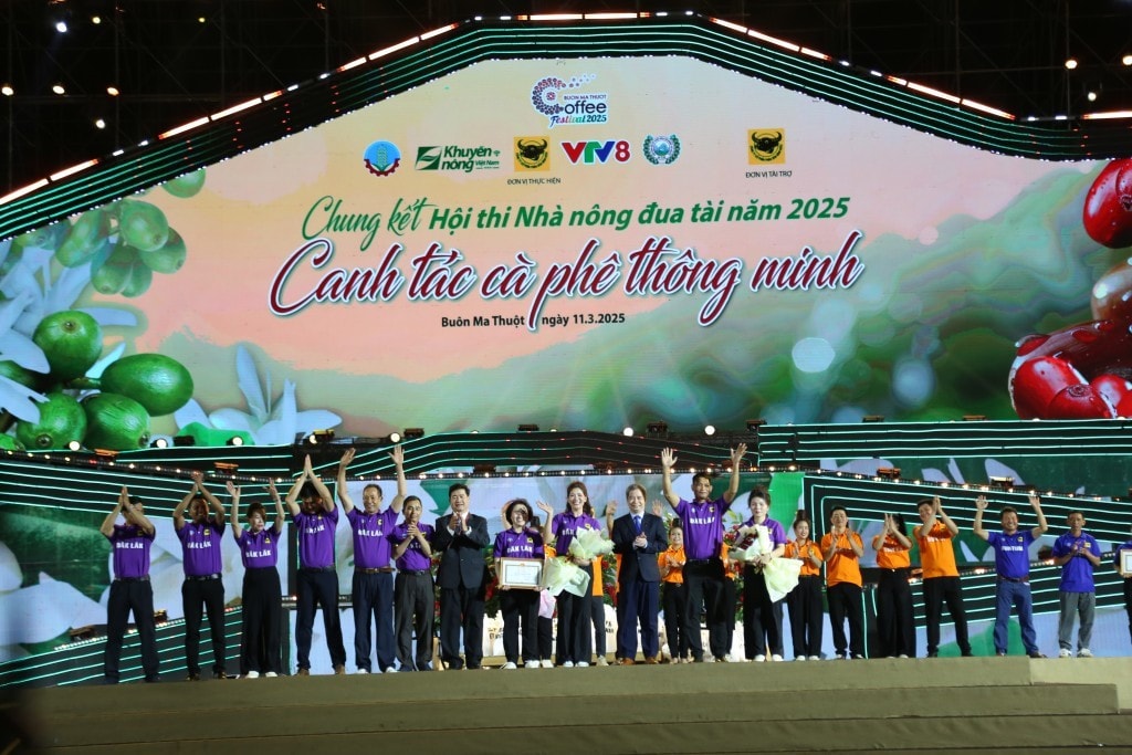 Ông Nguyễn Thiên Văn, Phó Chủ tịch UBND tỉnh Đắk Lắk và ông Nguyễn Văn Thiệu, Chủ tịch HĐQT Công ty Phân bón Bình Điền trao giải Nhất cho đội Đắk Lắk. Ảnh: PV