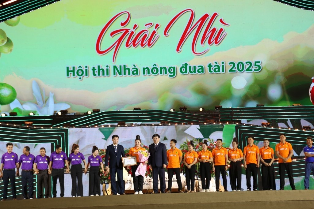 Ông Hoàng Văn Hồng, Phó Giám đốc Trung tâm Khuyến nông quốc gia và ông Nguyễn Minh Huấn, Giám đốc Sở Nông nghiệp và Môi trường tỉnh Đắk Lắk trao giải Nhì cho đội Sơn La. Ảnh: PV