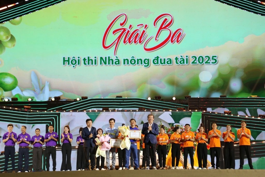 Ông Phan Văn Tâm, Phó Tổng Giám đốc Công ty Phân bón Bình Điền và ông Nguyễn Văn Hà, Phó Giám đốc Sở Nông nghiệp và Môi trường tỉnh Đắk Lắk trao giải ba cho đội thi. Ảnh: PV