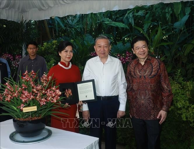 Tổng Bí thư Tô Lâm và Phu nhân cùng Thủ tướng Singapore Lawrence Wong dự Lễ đặt tên một loài hoa lan mới mang tên "Tô Lâm Linh Ly" tại Vườn Thực vật quốc gia Singapore. Ảnh: Thống Nhất/TTXVN