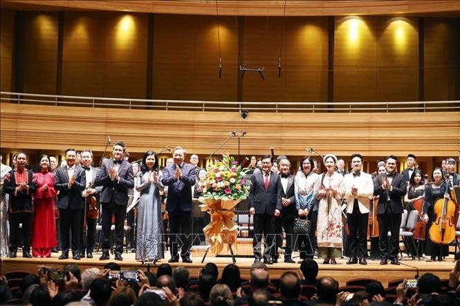 Tổng Bí thư Tô Lâm và Phu nhân; Phó Thủ tướng Singapore Heng Swee Keat và Phu nhân tặng hoa cho các nghệ sỹ. Ảnh: Thống Nhất/TTXVN