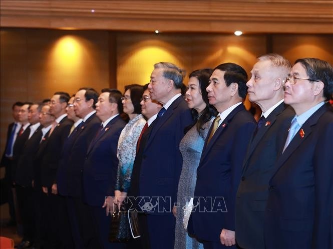 Tổng Bí thư Tô Lâm và Phu nhân; Phó Thủ tướng Singapore Heng Swee Keat và Phu nhân và các đại biểu thực hiện nghi lễ chào cờ. Ảnh: Thống Nhất/TTXVN