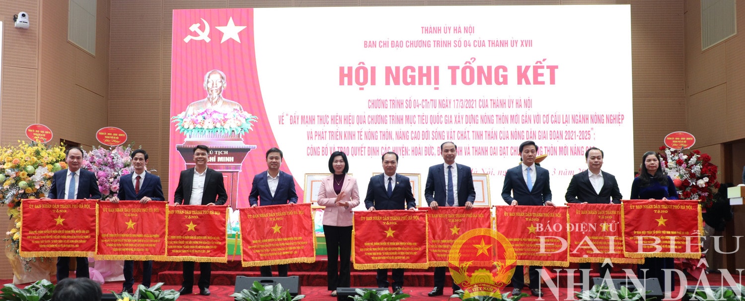 dbnd_br_pho-chu-tich-tt-hdnd-tp-phung-thi-hong-ha-trao-co-thi-dua-cua-thanh-pho-cho-cac-tap-the-ca-nhan-co-thanh-tich-xuat-sac-trong-xay-dung-ntm-thanh-pho.jpg