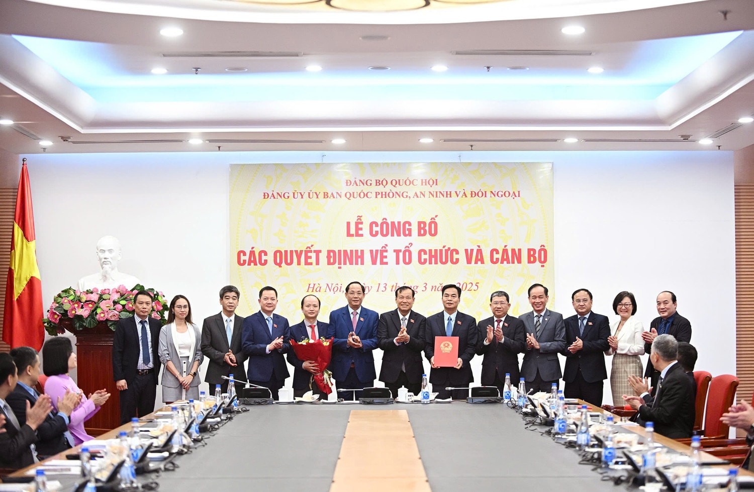 Phó Chủ tịch Quốc hội, Thượng tướng Trần Quang Phương trao các quyết định thành lập Chi bộ thuộc Đảng bộ Ủy ban Quốc phòng, An ninh và Đối ngoại