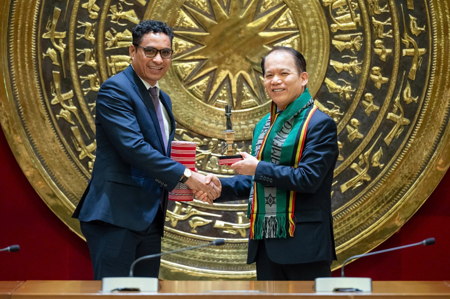 Thống đốc Ngân hàng Timor-Leste Helder Lopes tặng quà lưu niệm cho Chủ nhiệm Ủy ban Pháp luật và Tư pháp Hoàng Thanh Tùng