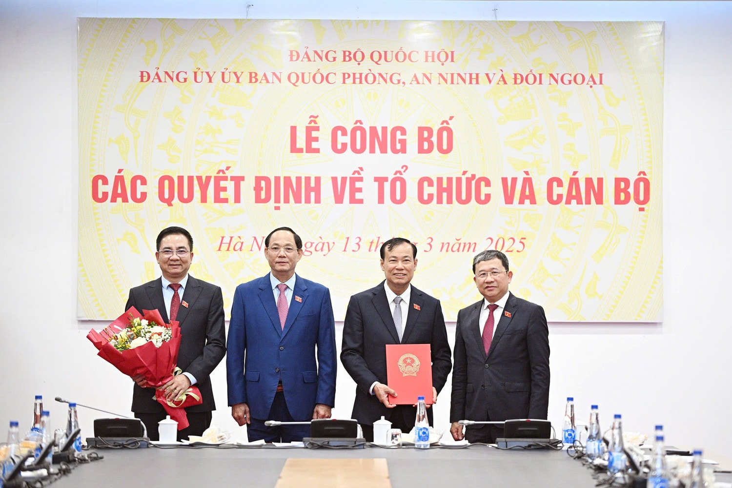 Phó Chủ tịch Quốc hội, Thượng tướng Trần Quang Phương trao quyết định cho Ban Chấp hành Ban Thường vụ Đảng bộ Ủy ban Quốc phòng, An ninh và Đối ngoại nhiệm kỳ 2020 - 2025