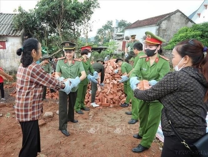 Bac Giang's police officers support the removal of temporary and dilapidated houses for poor and near-poor households in the province. (Photo: VNA) bac-giang.jpg
