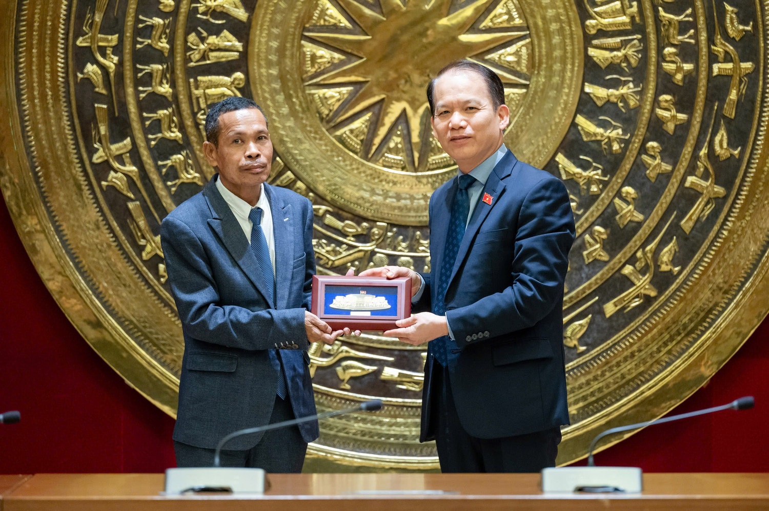 Chủ nhiệm Ủy ban Pháp luật và Tư pháp Hoàng Thanh Tùng tặng quà lưu niệm cho Chủ nhiệm Ủy ban A về các vấn đề Hiến pháp và Tư pháp của Quốc hội Timor-Leste Patrocino Fernandes dos Reis
