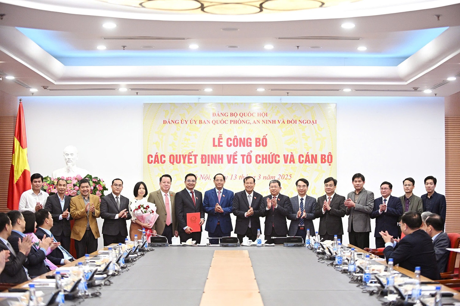 Phó Chủ tịch Quốc hội, Thượng tướng Trần Quang Phương trao quyết định về tổ chức và cán bộ cho Vụ Quốc phòng, An ninh và Đối ngoại
