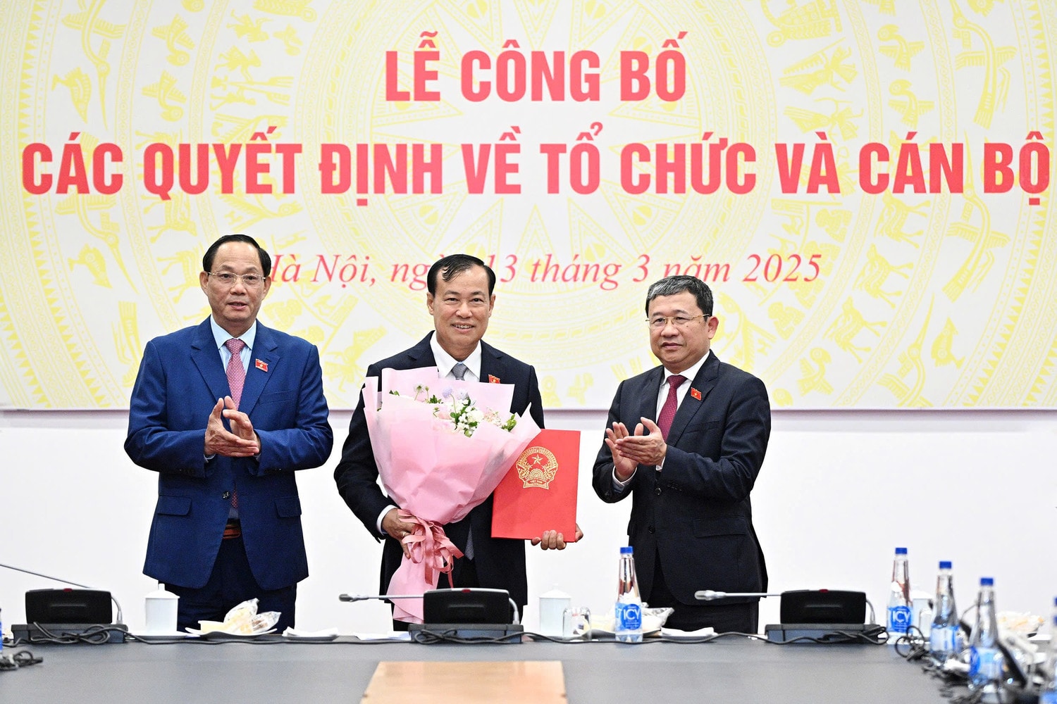 Phó Chủ tịch Quốc hội, Thượng tướng Trần Quang Phương trao quyết định cho Ban Chấp hành Ban Thường vụ Đảng bộ Ủy ban Quốc phòng, An ninh và Đối ngoại nhiệm kỳ 2020 - 2025