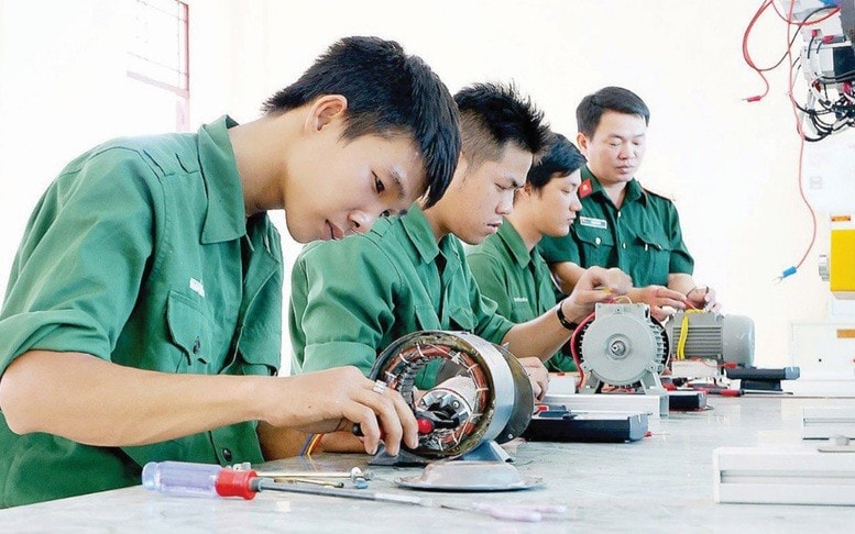 anh-2-nguoi-lao-dong-can-duoc-toi-uu-hoa-trong-viec-lua-chon-viec-lam-phu-hop-nang-luc-so-thich-ban-than-anh-cp.jpg