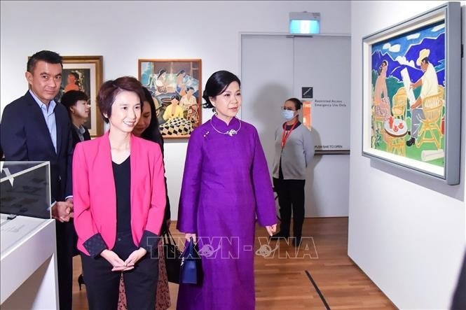 Phu nhân Ngô Phương Ly cùng Quốc vụ khanh Singapore Low Yen Ling thăm Bảo tàng tranh quốc gia Singapore. Ảnh: TTXVN