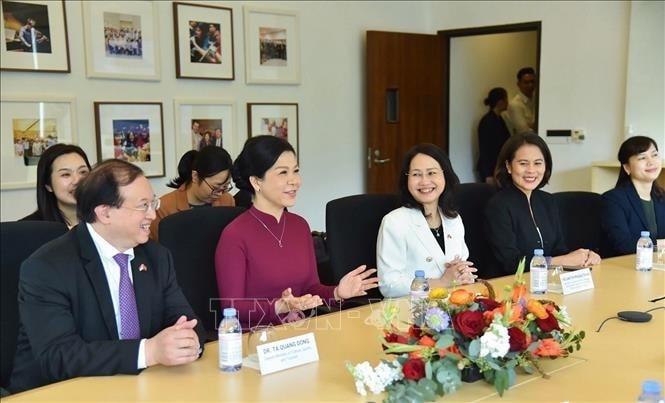 Phu nhân Ngô Phương Ly trong buổi làm việc tại Học viện âm nhạc Singapore Yong Siew Toh. Ảnh: TTXVN