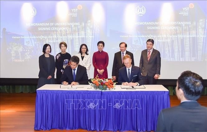 Phu nhân Ngô Phương Ly chứng kiến lễ ký kết Bản ghi nhớ hợp tác giữa Học viện Âm nhạc quốc gia Việt Nam và Học viện âm nhạc Yong Siew Toh của Singapore. Ảnh: TTXVN