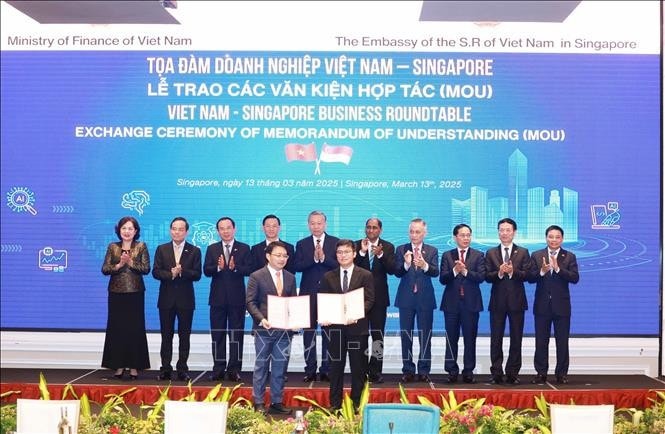 Tổng Bí thư Tô Lâm chứng kiến trao văn kiện hợp tác giữa doanh nghiệp hai nước. Ảnh: Thống Nhất/TTXVN