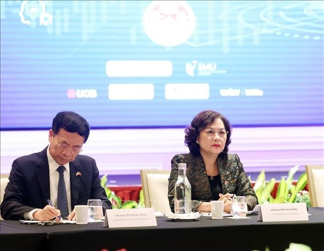Bộ trưởng Khoa học và Công nghệ Nguyễn Mạnh Hùng và Thống đốc Ngân hàng nhà nước Việt Nam Nguyễn Thị Hồng dự tọa đàm. Ảnh: Thống Nhất/TTXVN
