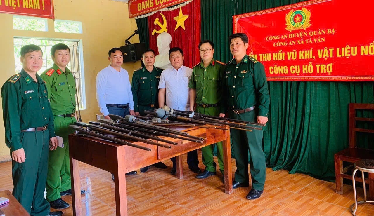 Công an xã Tả Ván (Quản Bạ) phối hợp với Đồn Biên phòng Tùng Vài, bộ đội Biên phòng tỉnh vận động Nhân dân giao nộp vũ khí tự chế. Ảnh: Trọng Hiếu